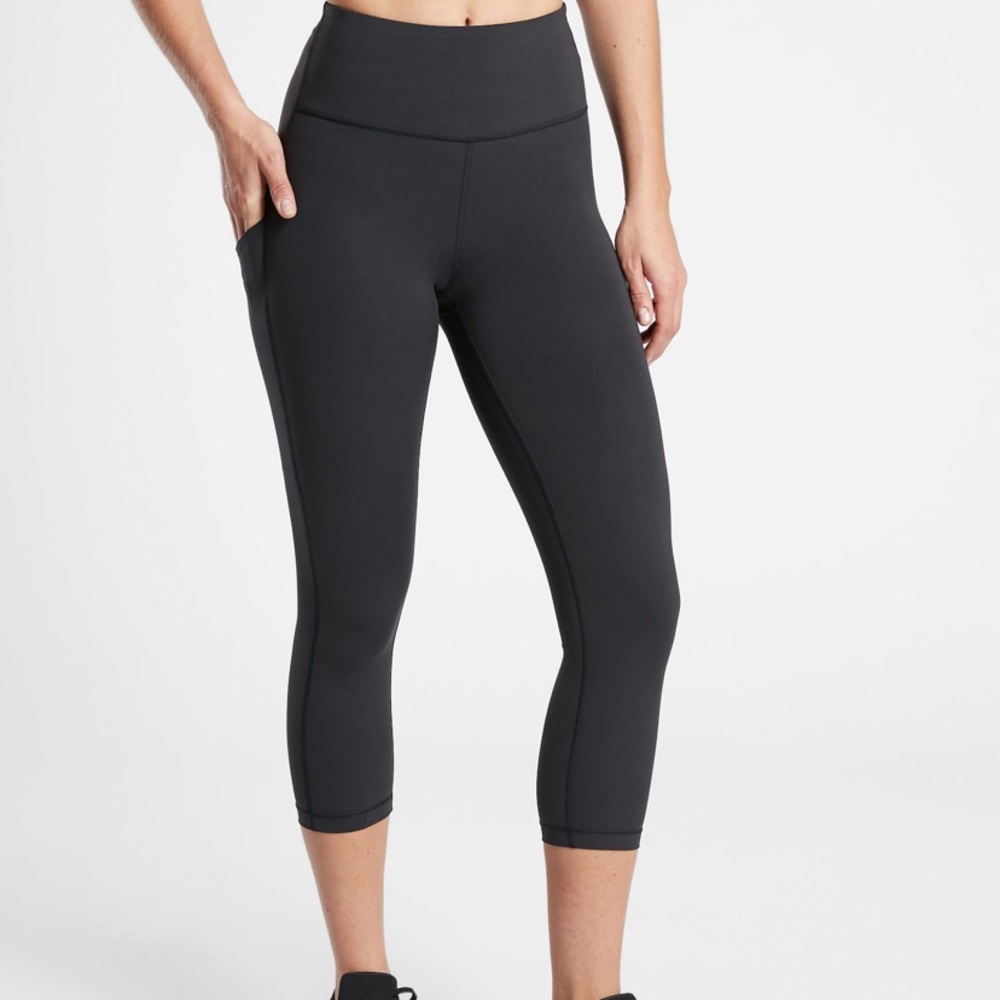 Athleta black crop leggings with pocket size small